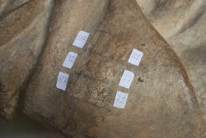 Test di solubilità dei solventi (Spalla sinistra. Sulla stessa piccola porzione vengono provati diversi solventi per verificare quello che ha la resa migliore)